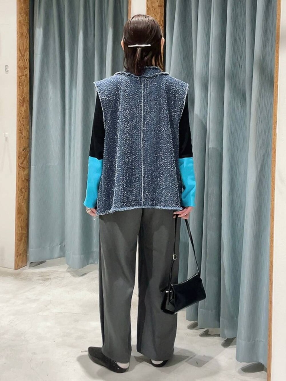 ブラック系のショルダーバッグ、グレー系のその他パンツ、ブラック系のニット/セーターを着用したレディースの冬コーディネートの4枚目の写真