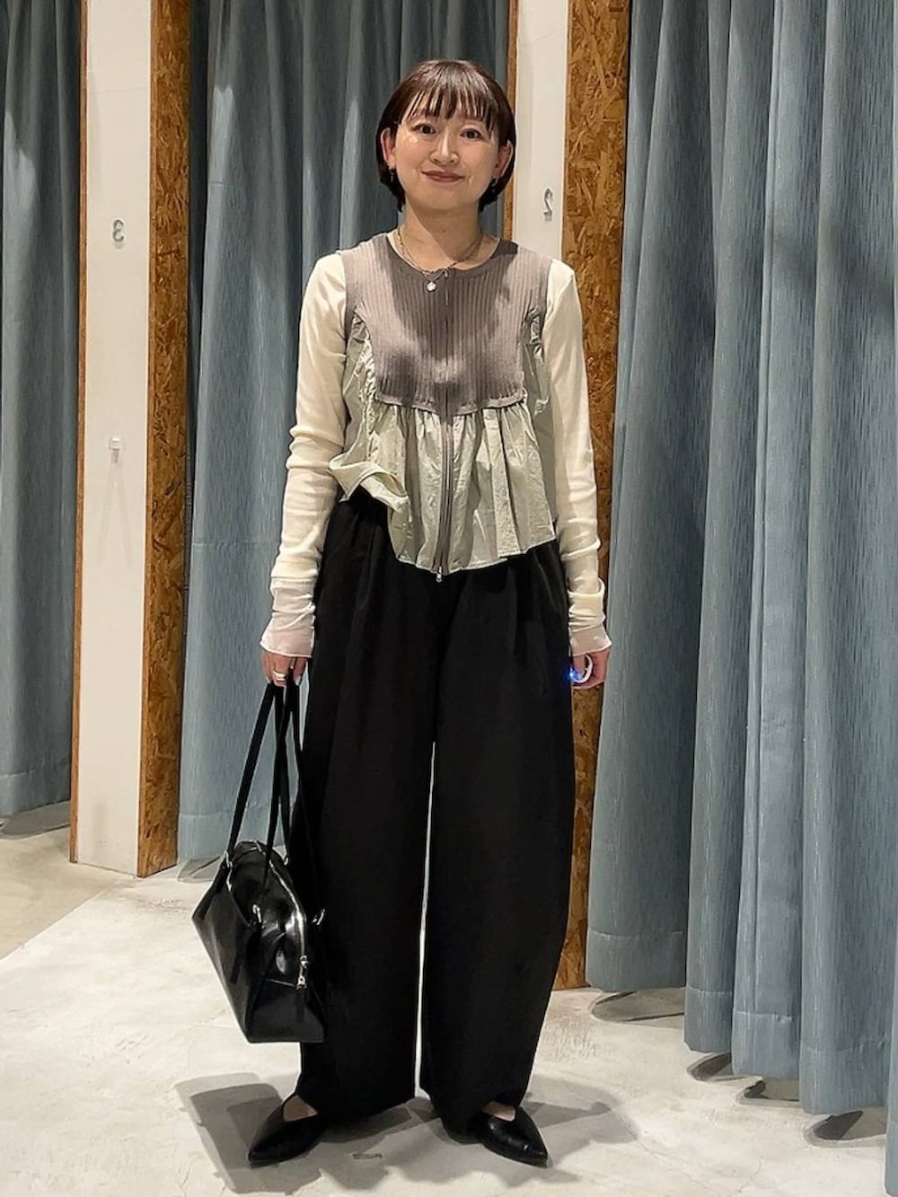 ブラック系のボストンバッグ、ブラック系のパンプス、ブラック系のその他パンツを着用したレディースの春コーディネートの6枚目の写真