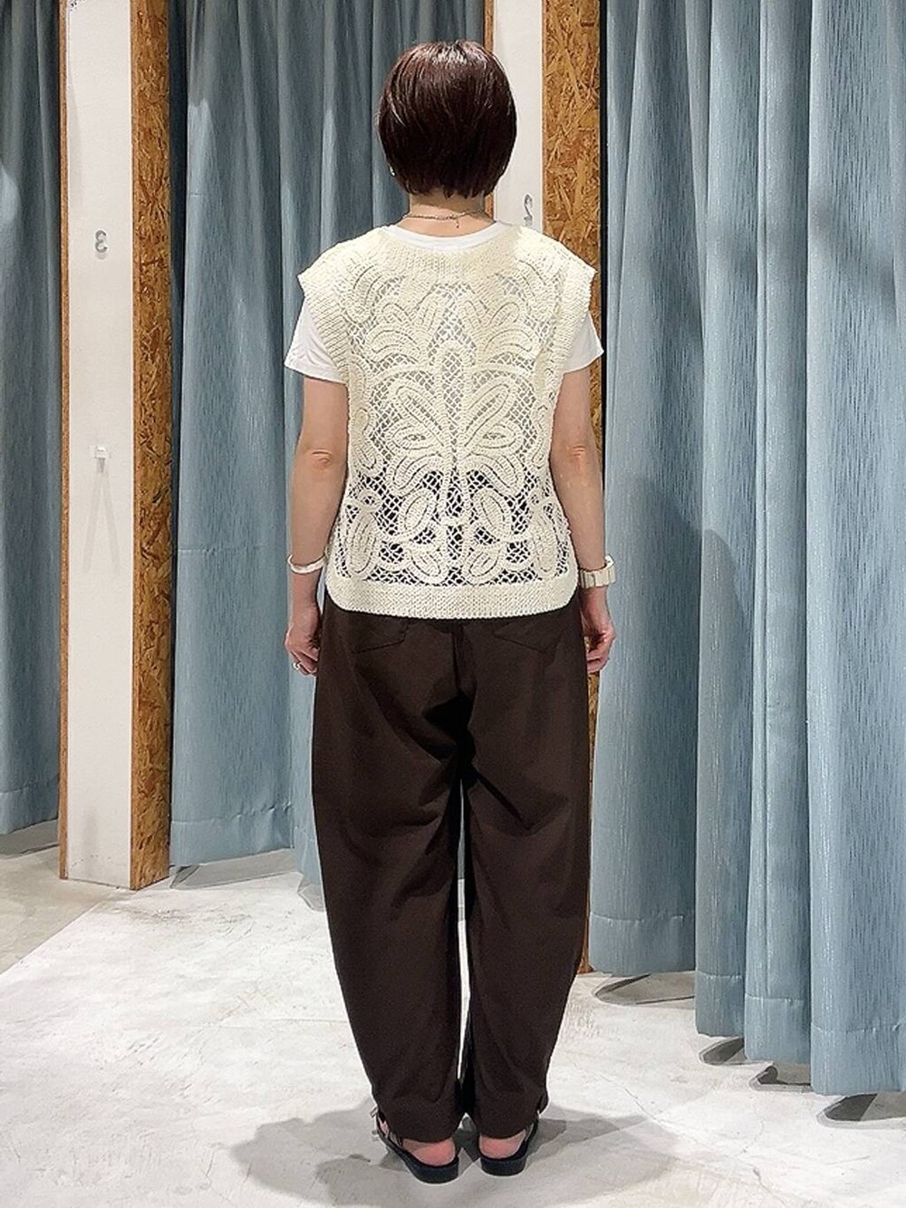 ホワイト系のベスト、ブラウン系のその他パンツ、ホワイト系のTシャツ/カットソーを着用したレディースの夏コーディネートの4枚目の写真