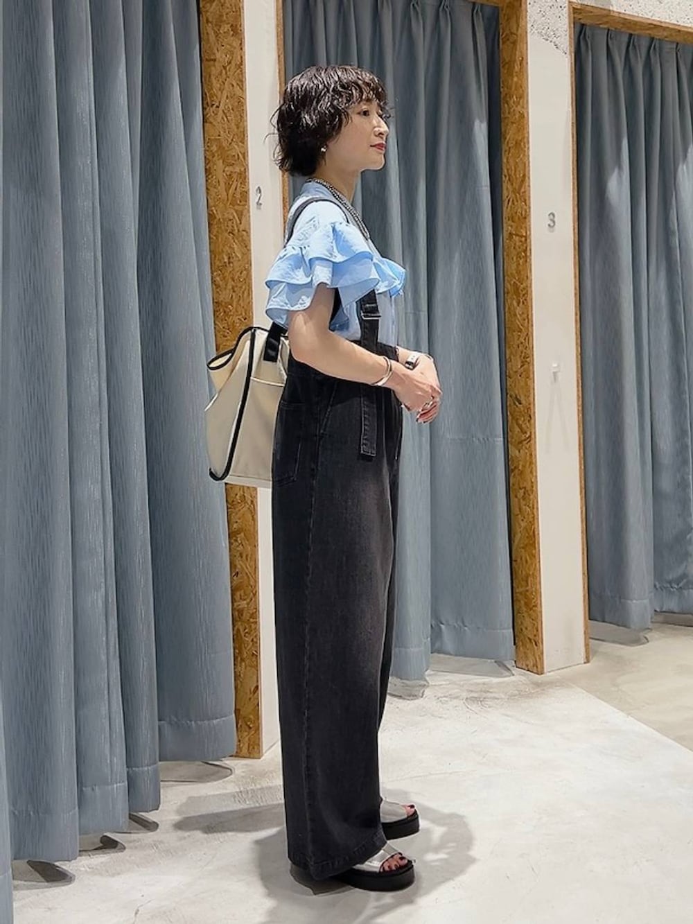 グレー系のデニムパンツ、シルバー系のサンダル、ブルー系のシャツ/ブラウスを着用したレディースの夏コーディネートの4枚目の写真