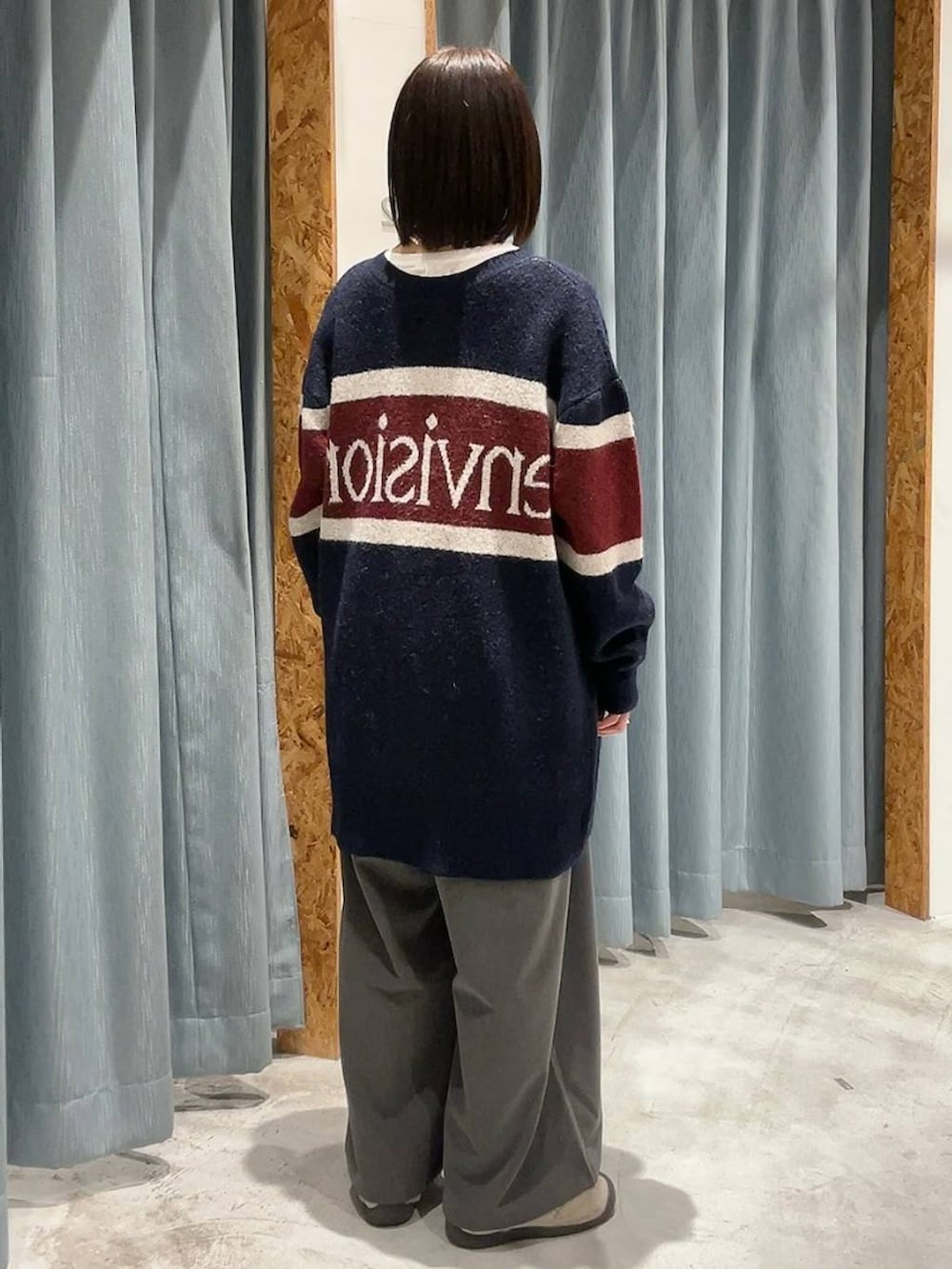 グレー系のその他パンツ、ベージュ系のその他シューズ、ブルー系のチュニックを着用したレディースの冬コーディネートの4枚目の写真