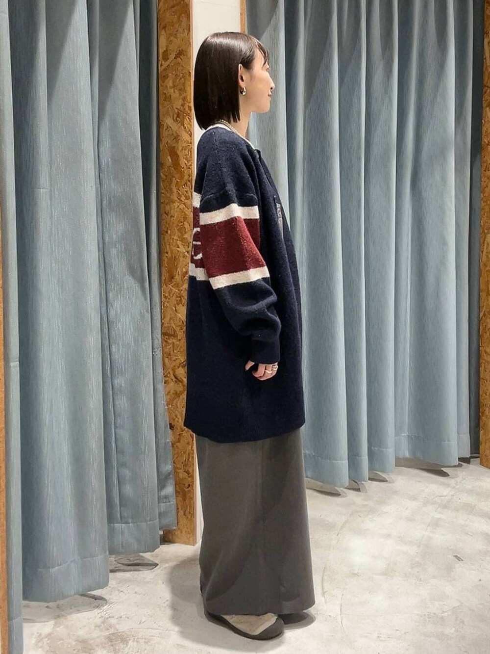 グレー系のその他パンツ、ベージュ系のその他シューズ、ブルー系のチュニックを着用したレディースの冬コーディネートの2枚目の写真