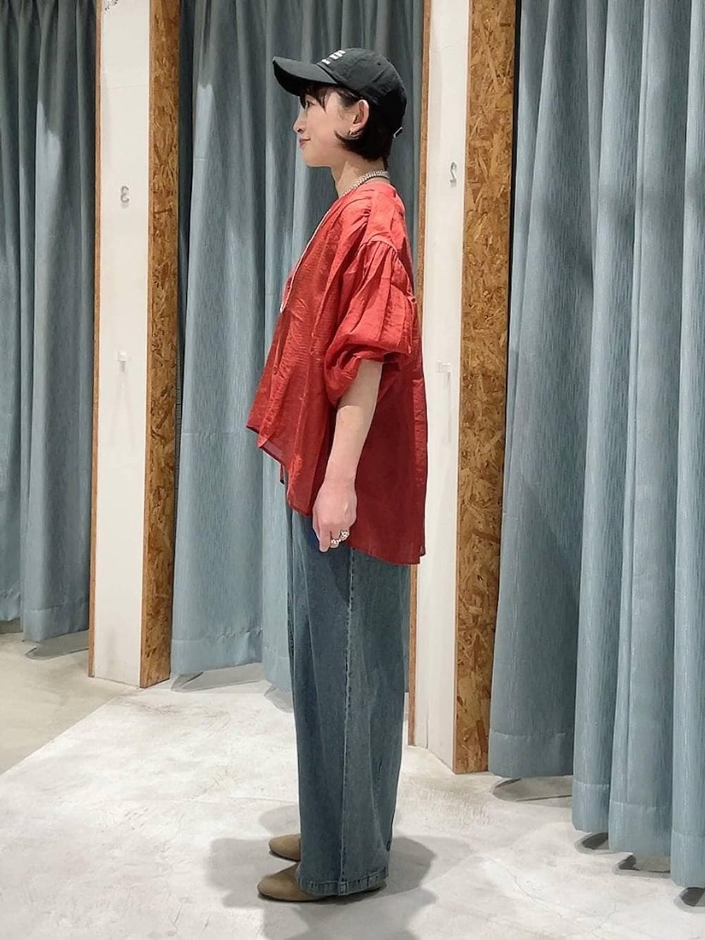 レッド系のシャツ/ブラウス、ベージュ系のパンプス、ブルー系のデニムパンツを着用したレディースの春コーディネートの5枚目の写真