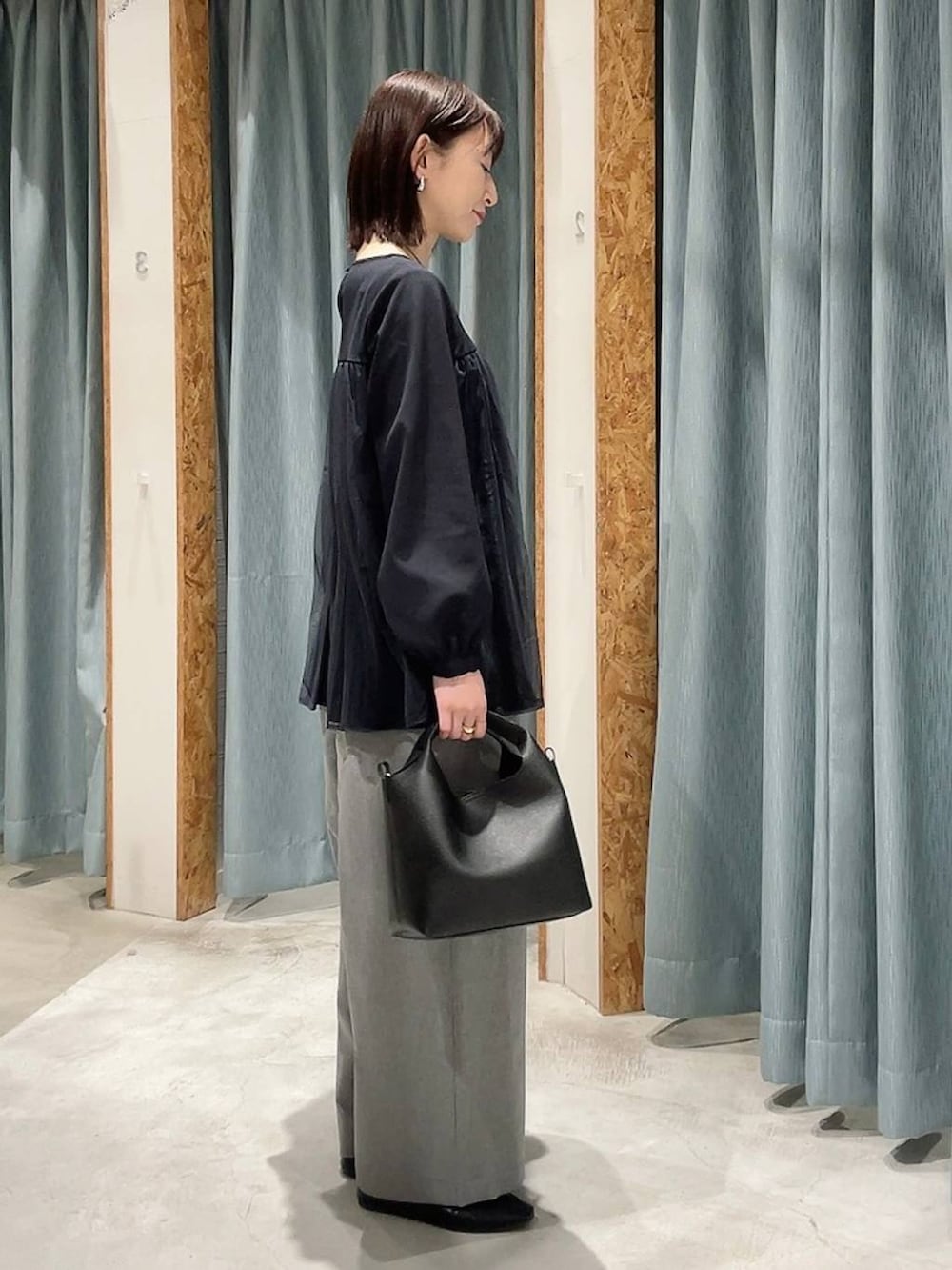 ブルー系のその他パンツ、ブラック系のショルダーバッグ、グレー系のその他パンツを着用したレディースの冬コーディネートの3枚目の写真