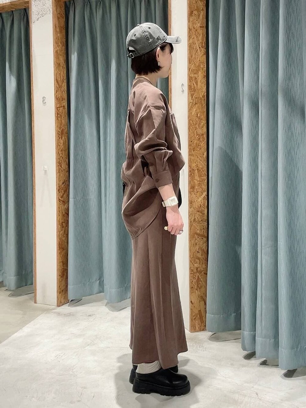 ブラック系のショルダーバッグ、ブラック系のその他シューズ、ブラウン系のシャツ/ブラウスを着用したレディースの春コーディネートの2枚目の写真