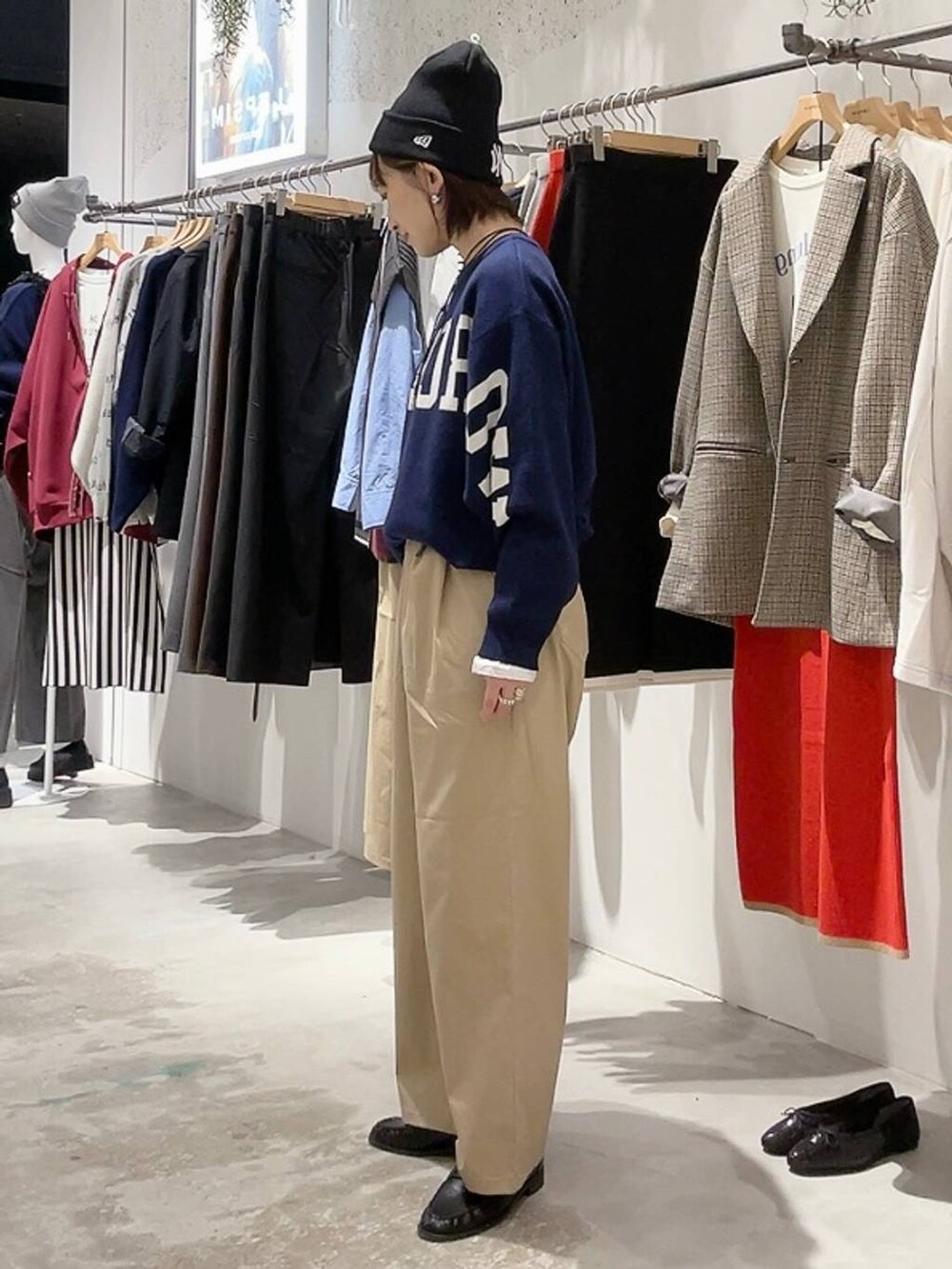 ブラック系のローファー、ホワイト系のTシャツ/カットソー、ブラウン系のボストンバッグを着用したレディースの秋コーディネートの4枚目の写真