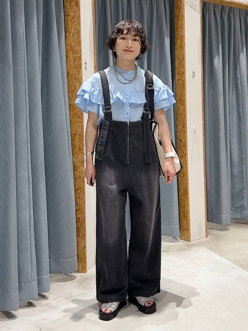 グレー系のデニムパンツ、シルバー系のサンダル、ブルー系のシャツ/ブラウスを着用したレディースの夏コーディネートの5枚目の写真