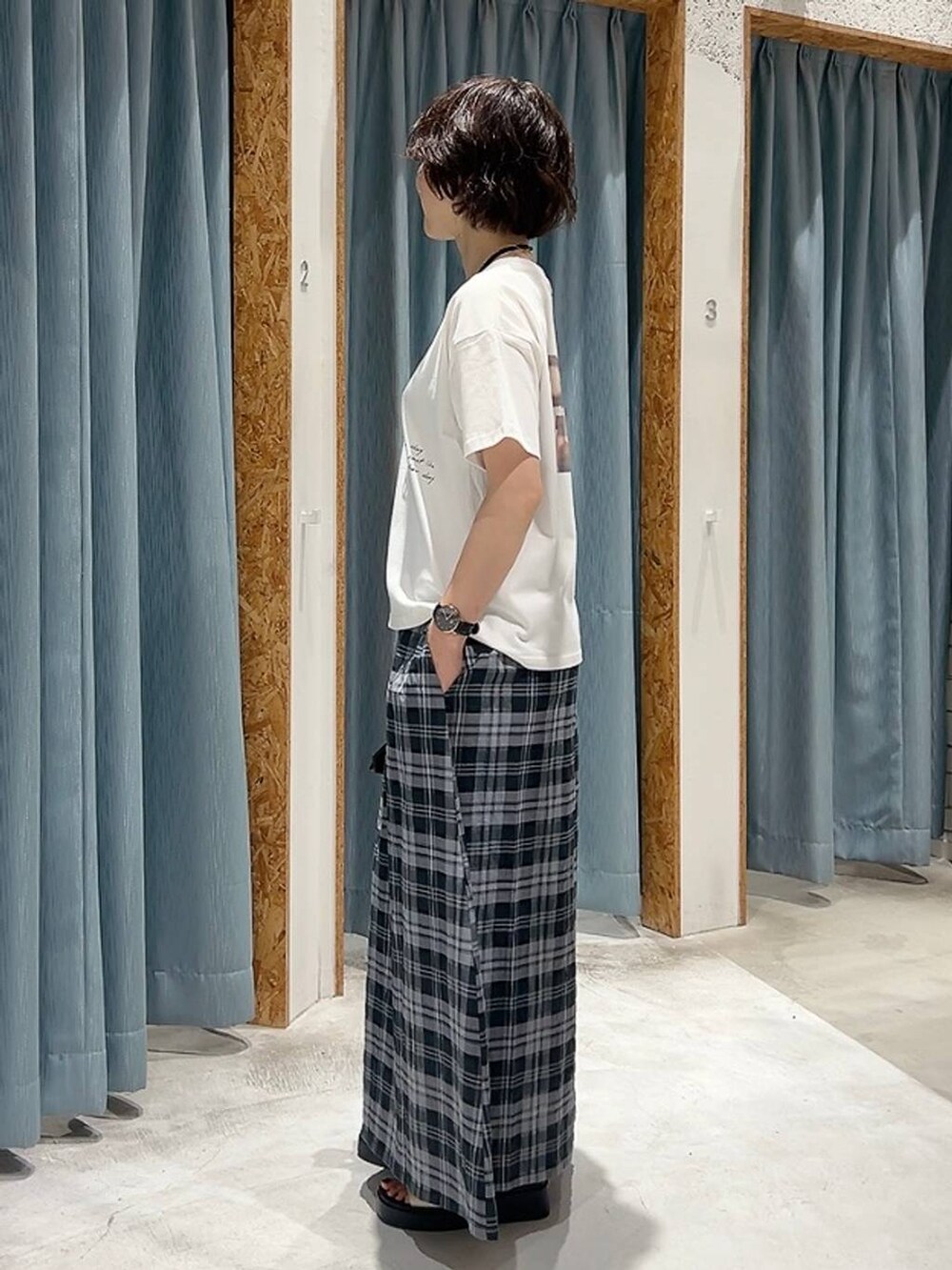 ホワイト系のTシャツ/カットソー、ホワイト系のサンダル、ブラック系のショルダーバッグを着用したレディースの夏コーディネートの2枚目の写真