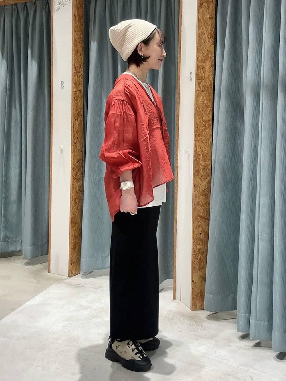 ブラック系のスカート、レッド系のシャツ/ブラウス、ホワイト系のTシャツ/カットソーを着用したレディースの春コーディネートの3枚目の写真