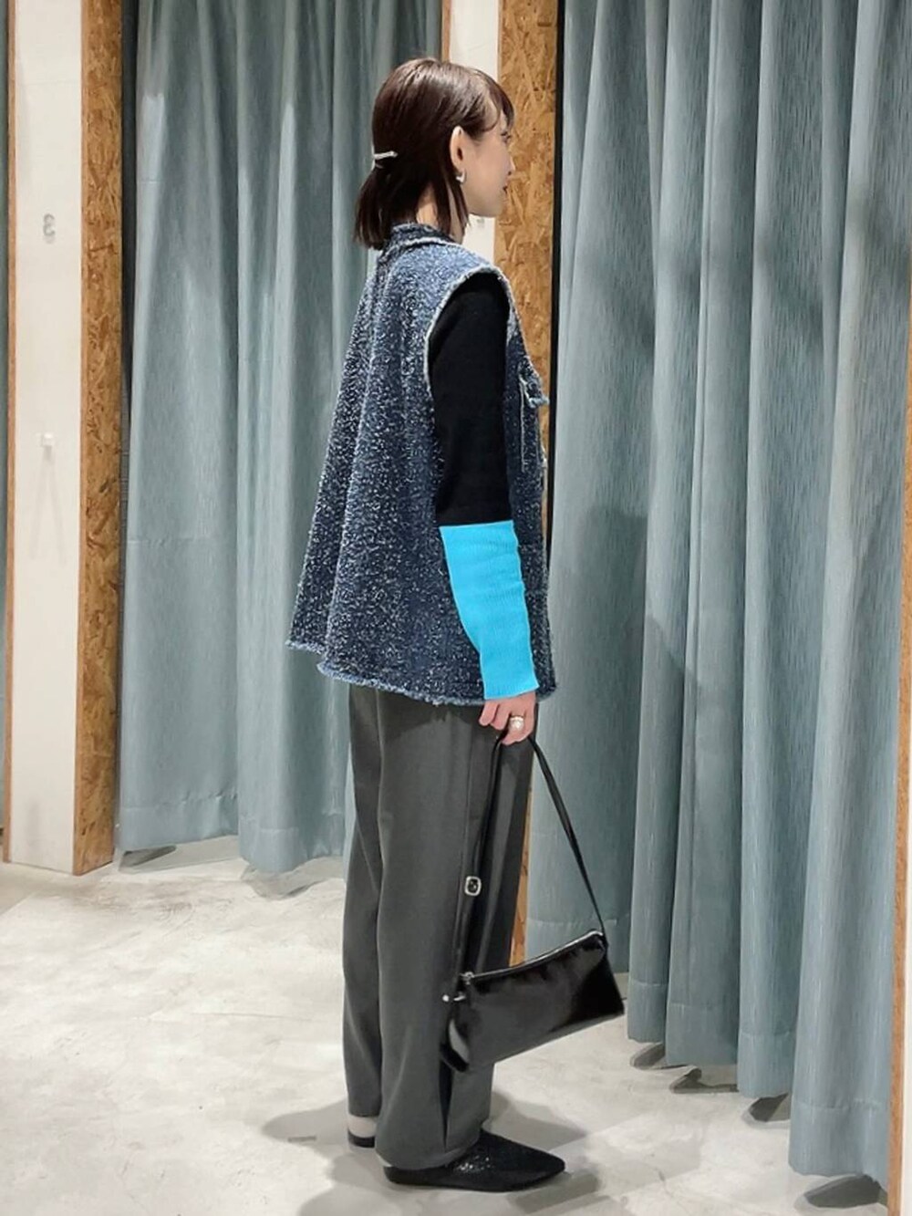 ブラック系のショルダーバッグ、グレー系のその他パンツ、ブラック系のニット/セーターを着用したレディースの冬コーディネートの3枚目の写真