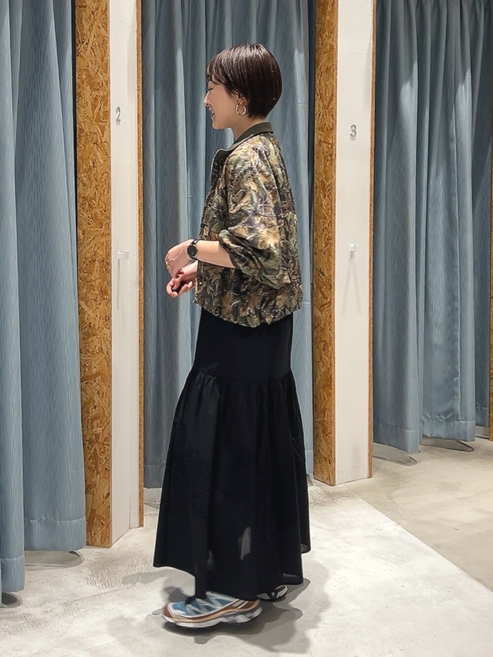 ブラック系のワンピース、その他のその他アウター、ブルー系のスニーカーを着用したレディースの春コーディネートの2枚目の写真