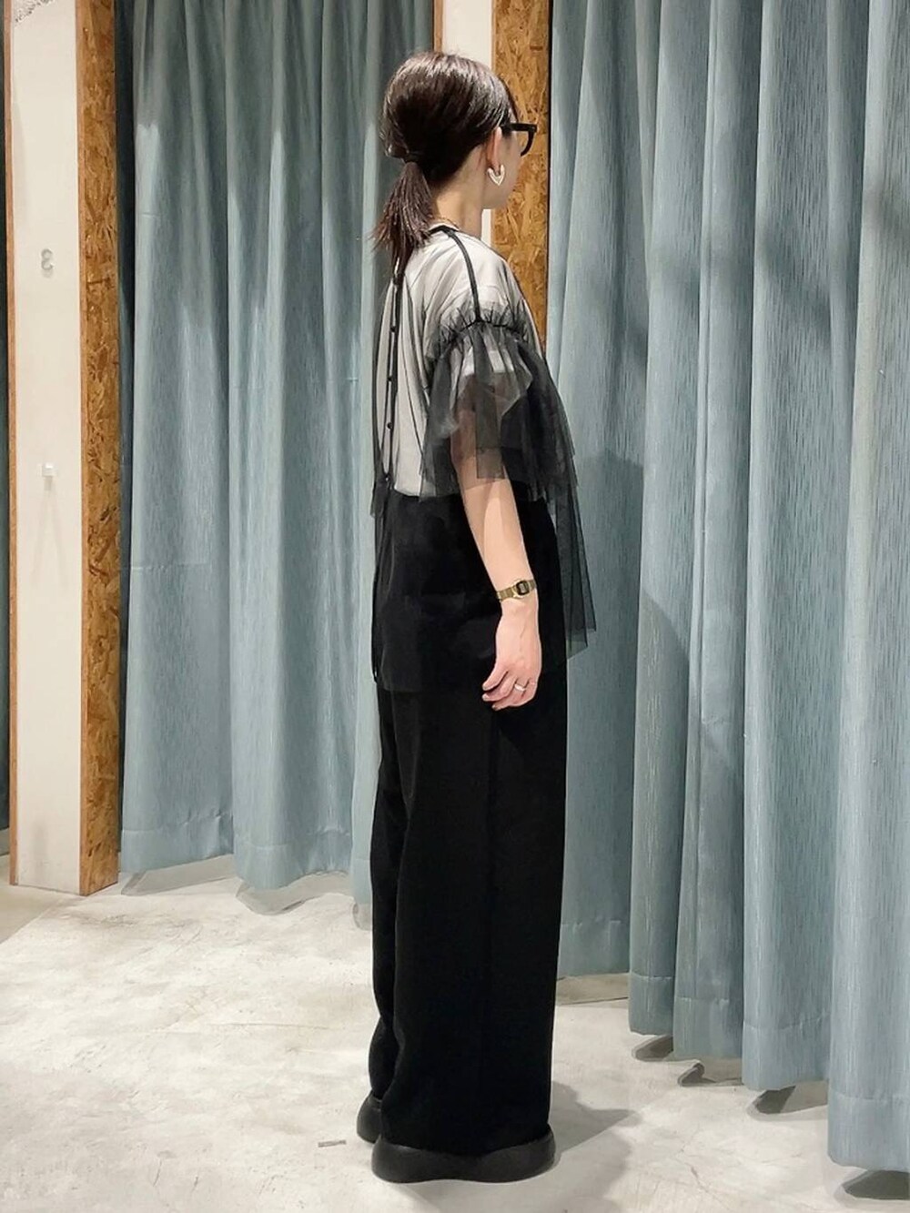 ブラック系のサンダル、ブラック系のTシャツ/カットソー、ブラック系のその他パンツを着用したレディースの夏コーディネートの2枚目の写真