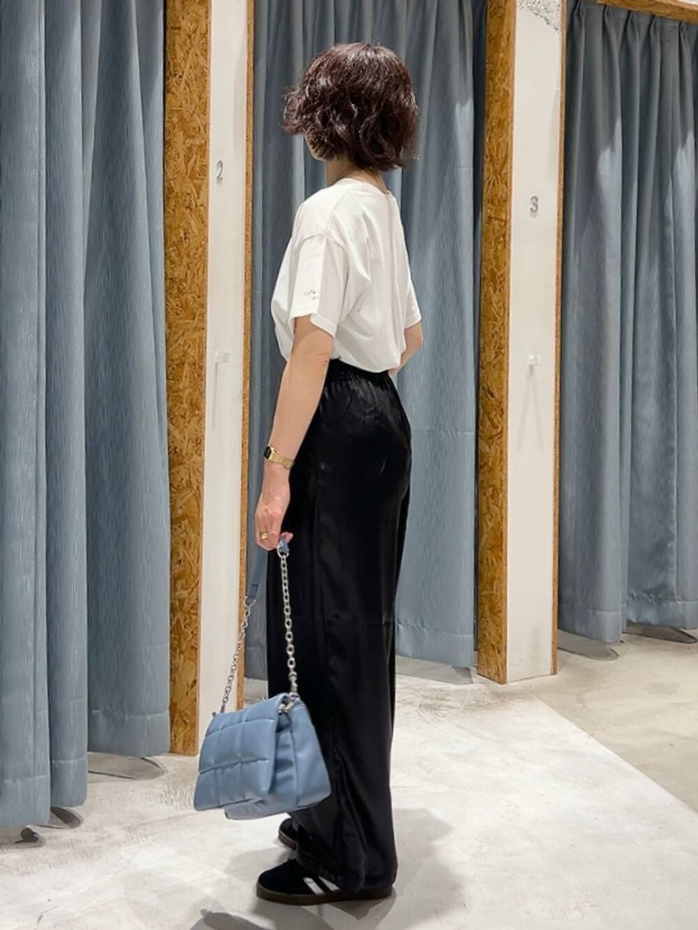 ブルー系のショルダーバッグ、ホワイト系のTシャツ/カットソー、ブラック系のスニーカーを着用したレディースの夏コーディネートの4枚目の写真