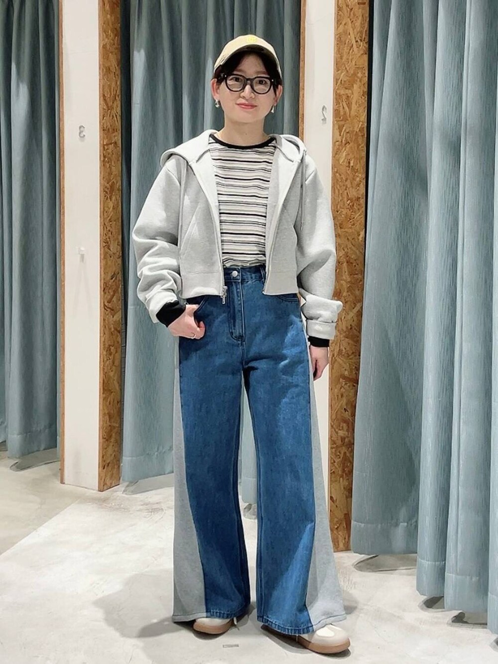 ホワイト系のスニーカー、グレー系のパーカー、ベージュ系のTシャツ/カットソーを着用したレディースの春コーディネートの6枚目の写真