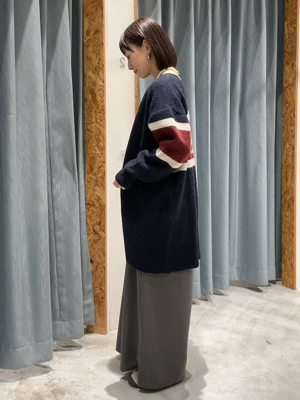 グレー系のその他パンツ、ベージュ系のその他シューズ、ブルー系のチュニックを着用したレディースの冬コーディネートの5枚目の写真