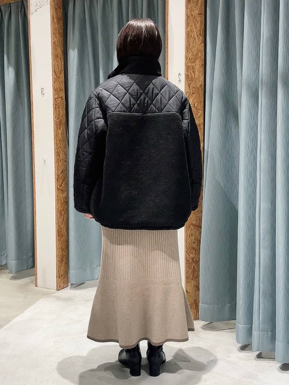 ブラック系のブルゾンを着用したレディースの秋コーディネートの3枚目の写真