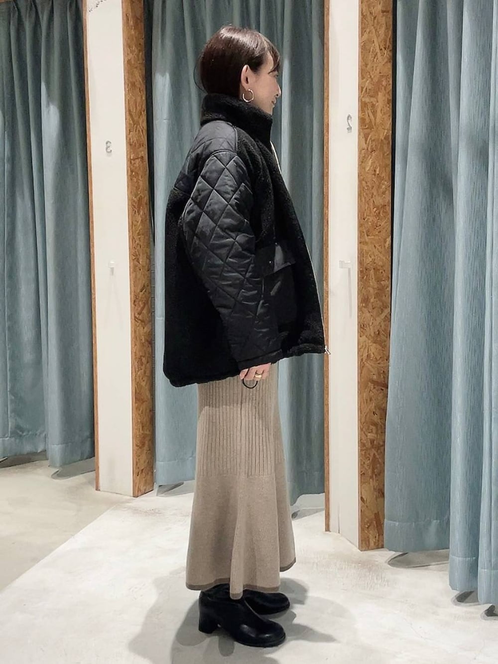 ブラック系のブルゾンを着用したレディースの秋コーディネートの2枚目の写真