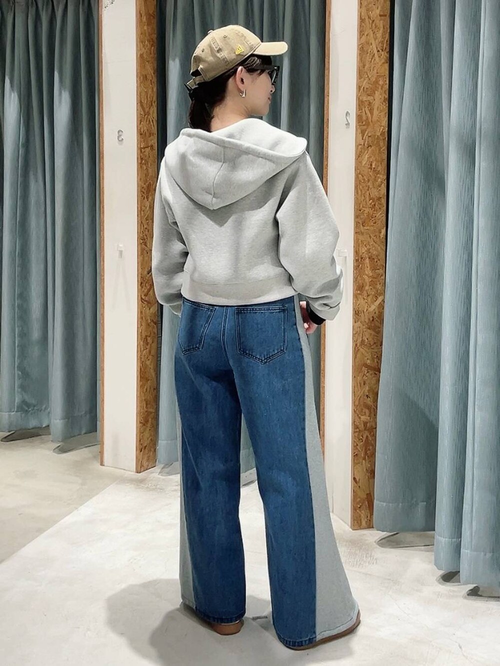 ホワイト系のスニーカー、グレー系のパーカー、ベージュ系のTシャツ/カットソーを着用したレディースの春コーディネートの4枚目の写真