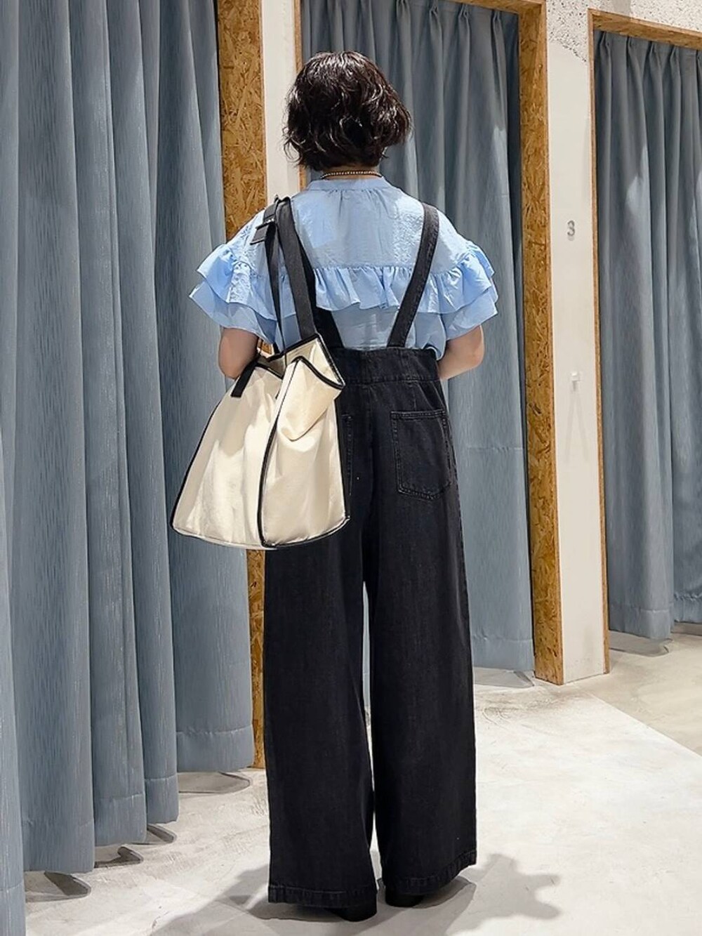 グレー系のデニムパンツ、シルバー系のサンダル、ブルー系のシャツ/ブラウスを着用したレディースの夏コーディネートの3枚目の写真