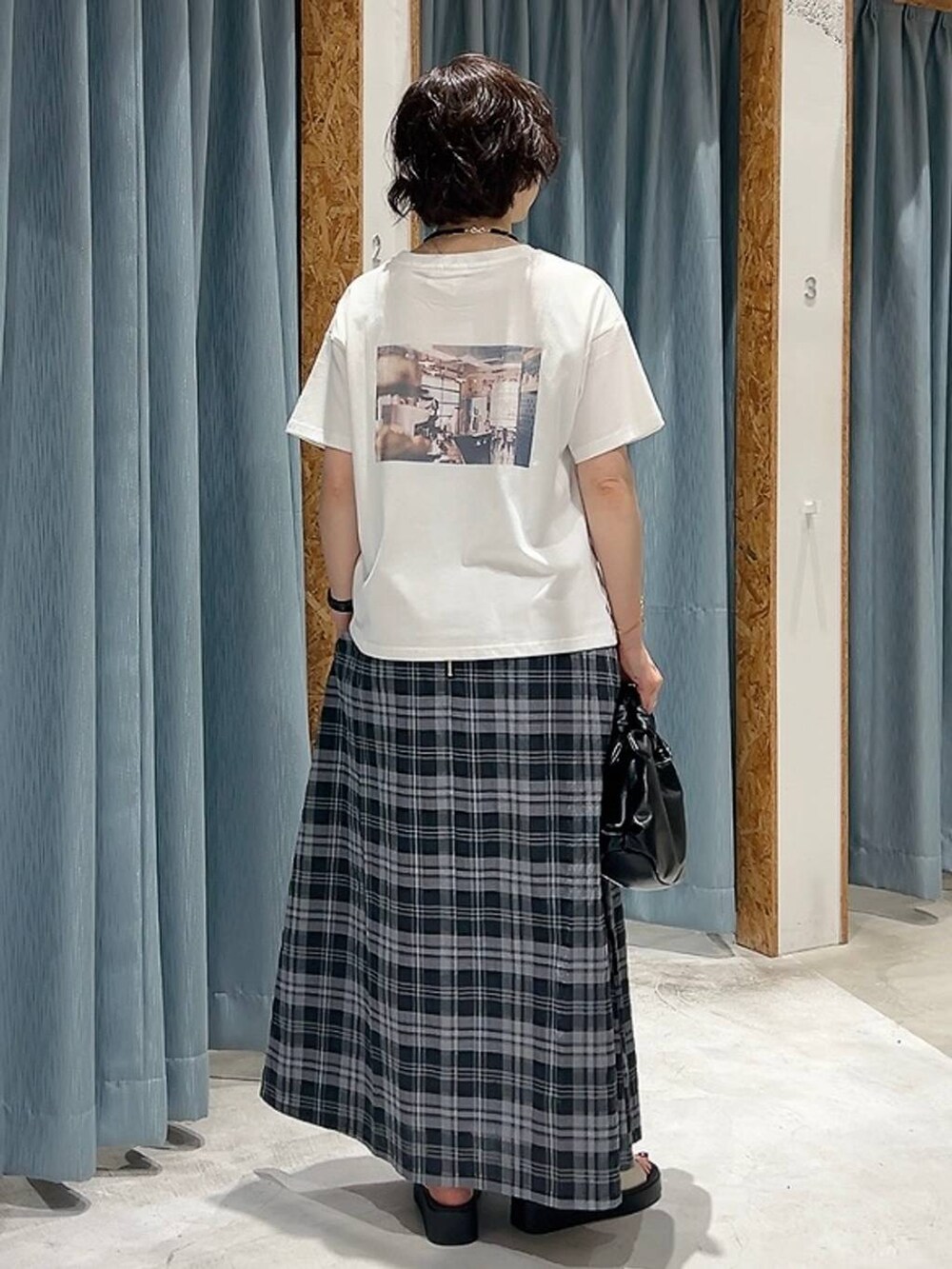 ホワイト系のTシャツ/カットソー、ホワイト系のサンダル、ブラック系のショルダーバッグを着用したレディースの夏コーディネートの3枚目の写真