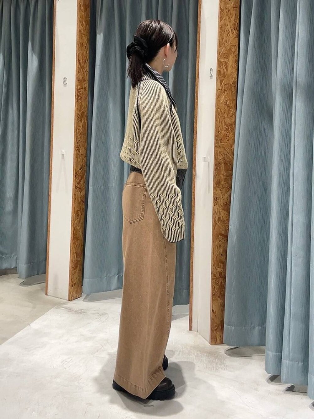 ブラウン系のデニムパンツ、グレー系のその他パンツを着用したレディースの秋コーディネートの4枚目の写真