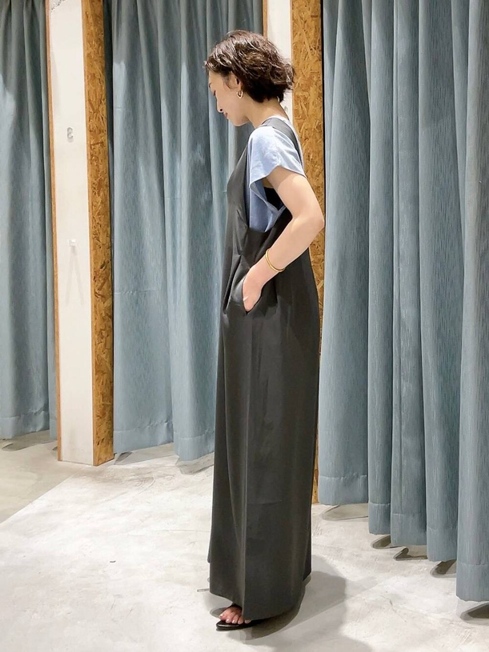 シルバー系のショルダーバッグ、ブラック系のサンダル、グレー系のサロペット/オーバーオールを着用したレディースの夏コーディネートの4枚目の写真