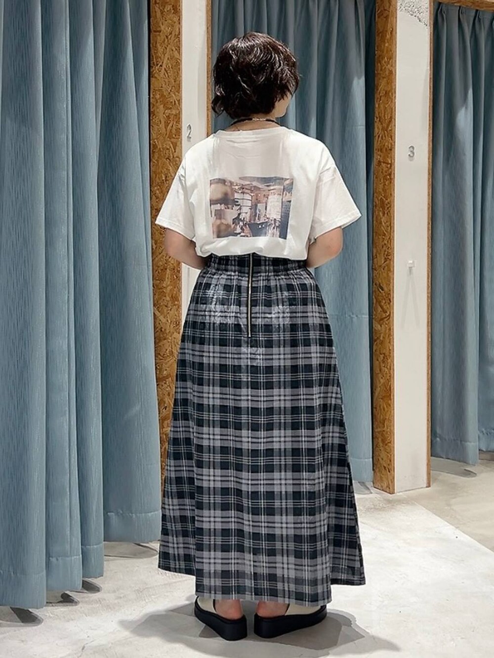 ホワイト系のTシャツ/カットソー、ホワイト系のサンダル、ブラック系のショルダーバッグを着用したレディースの夏コーディネートの6枚目の写真