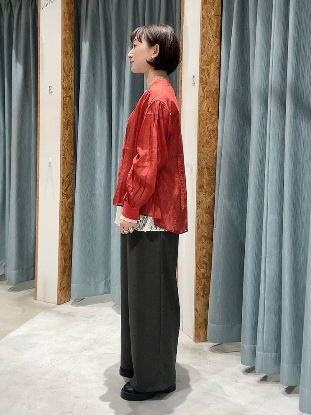 ブラック系のサンダル、ホワイト系のシャツ/ブラウス、グレー系のその他パンツを着用したレディースの春コーディネートの4枚目の写真