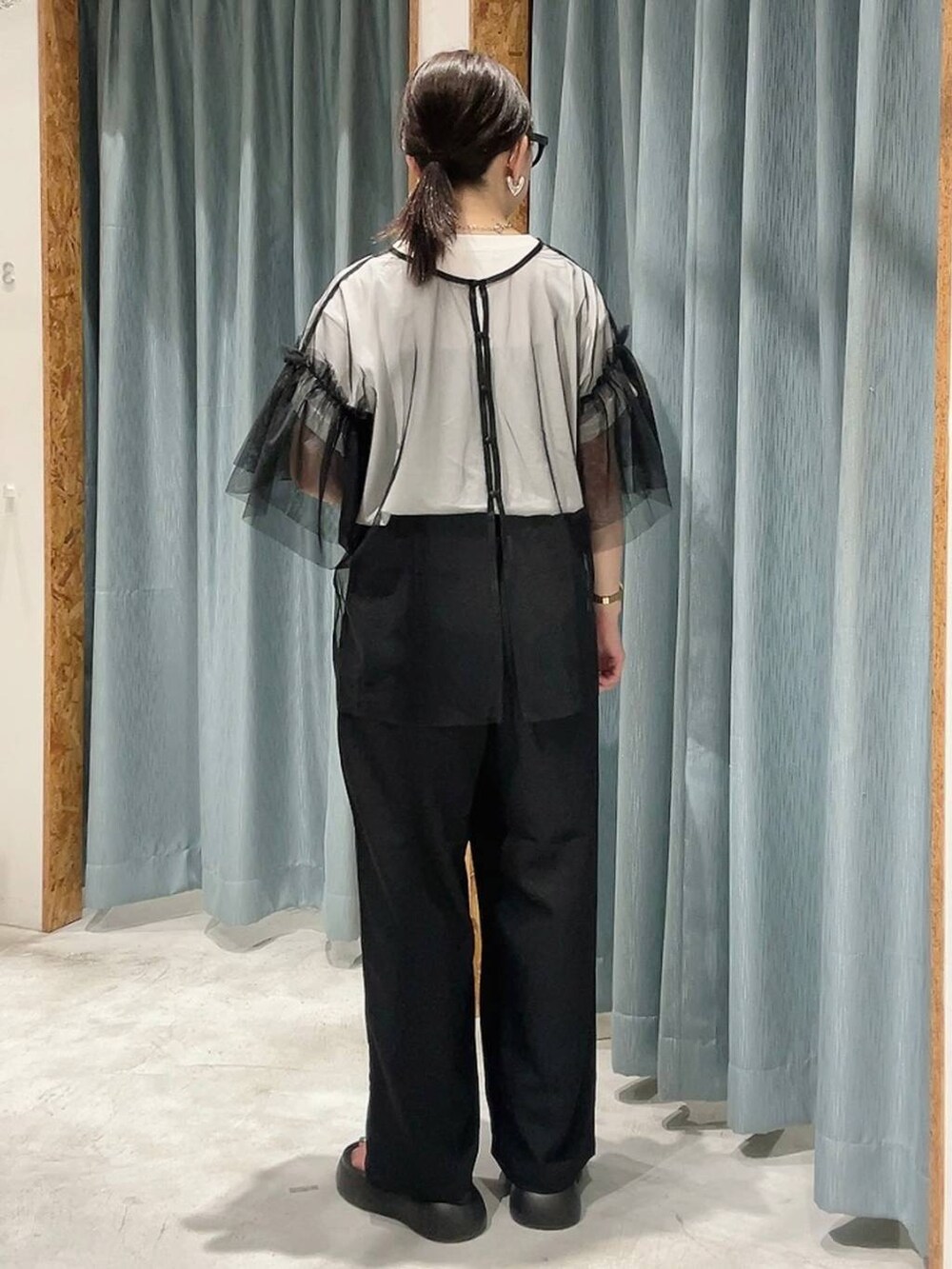 ブラック系のサンダル、ブラック系のTシャツ/カットソー、ブラック系のその他パンツを着用したレディースの夏コーディネートの3枚目の写真