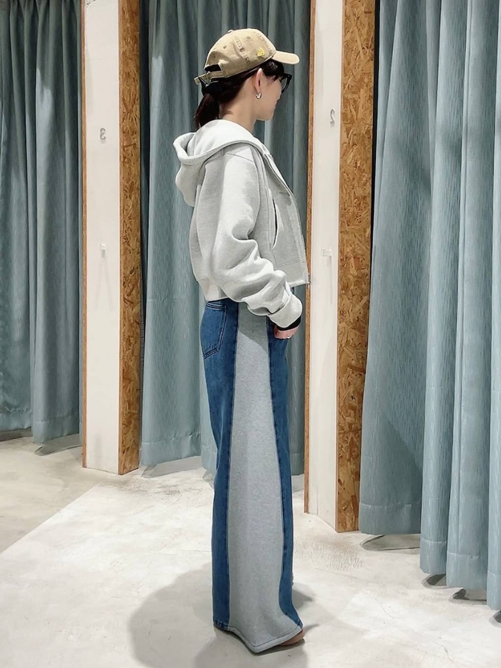 ホワイト系のスニーカー、グレー系のパーカー、ベージュ系のTシャツ/カットソーを着用したレディースの春コーディネートの3枚目の写真
