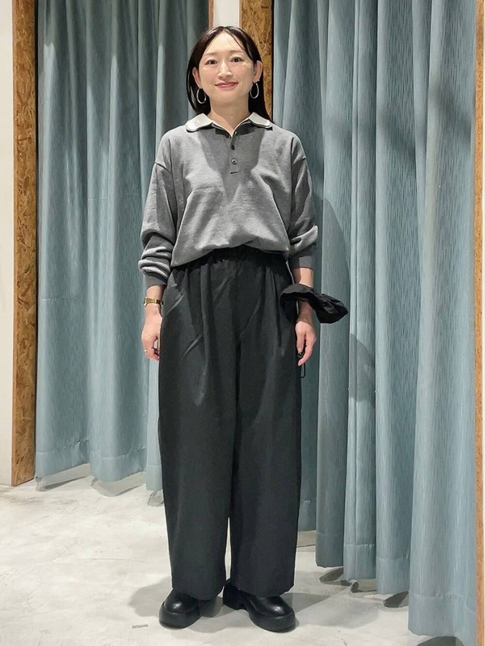 ブラック系のサンダル、グレー系のその他パンツ、グレー系のニット/セーターを着用したレディースの秋コーディネートの5枚目の写真