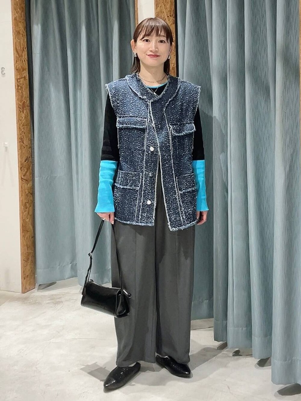 ブラック系のショルダーバッグ、グレー系のその他パンツ、ブラック系のニット/セーターを着用したレディースの冬コーディネートの2枚目の写真