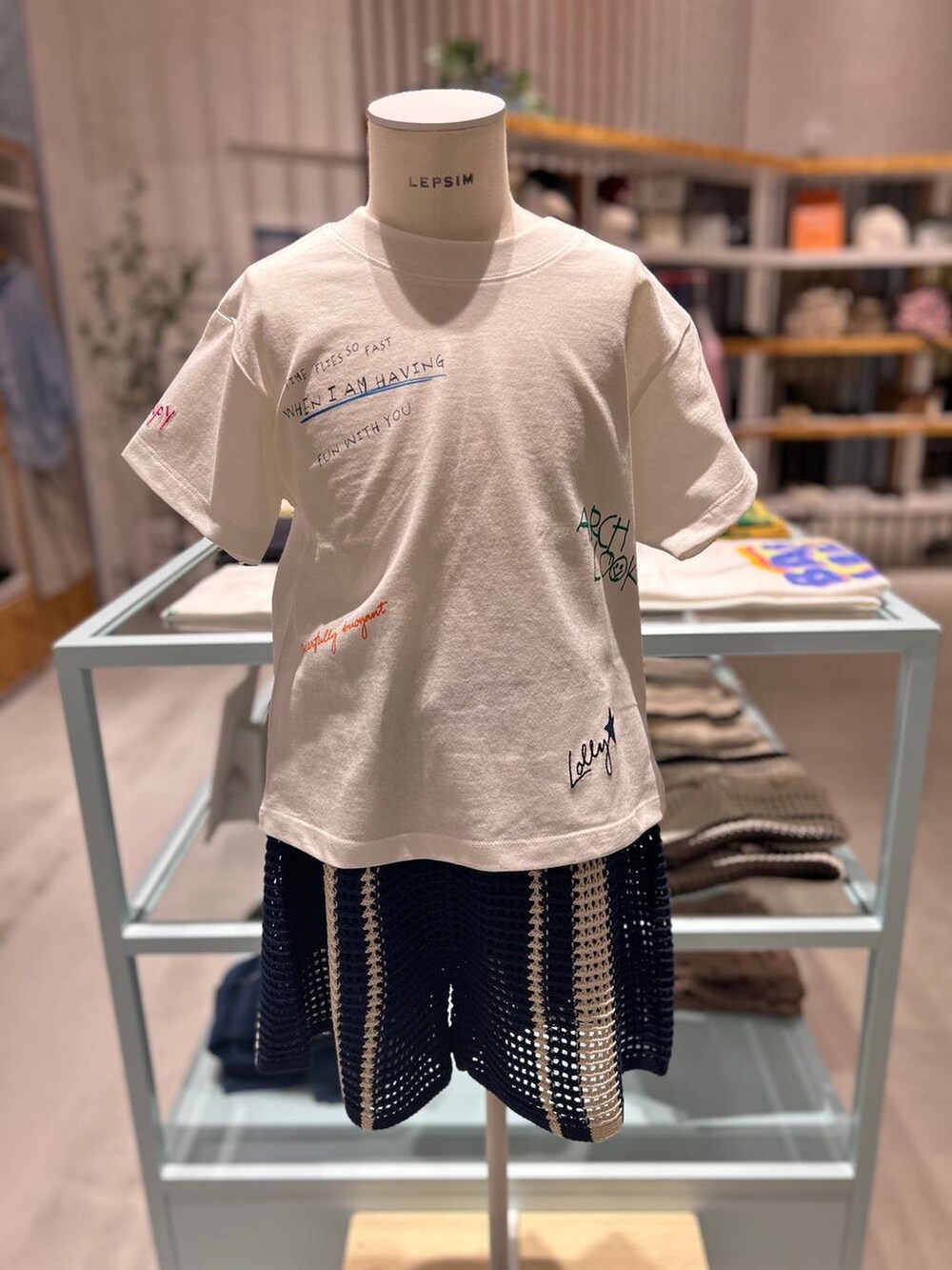 ブルー系のニット/セーター、ホワイト系のTシャツ/カットソーを着用したレディースの春コーディネートの2枚目の写真