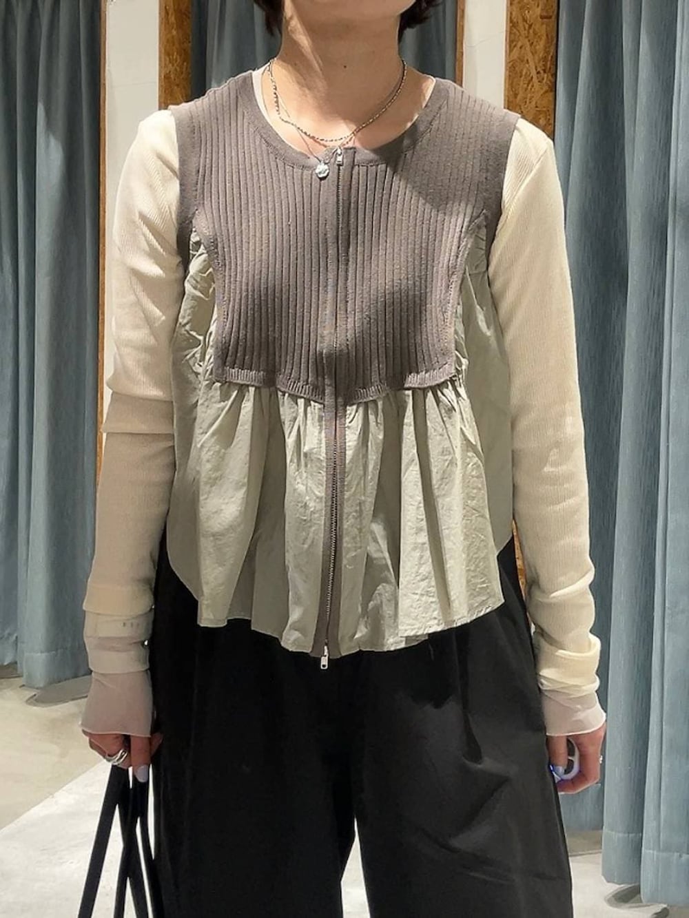 ブラック系のボストンバッグ、ブラック系のパンプス、ブラック系のその他パンツを着用したレディースの春コーディネートの2枚目の写真