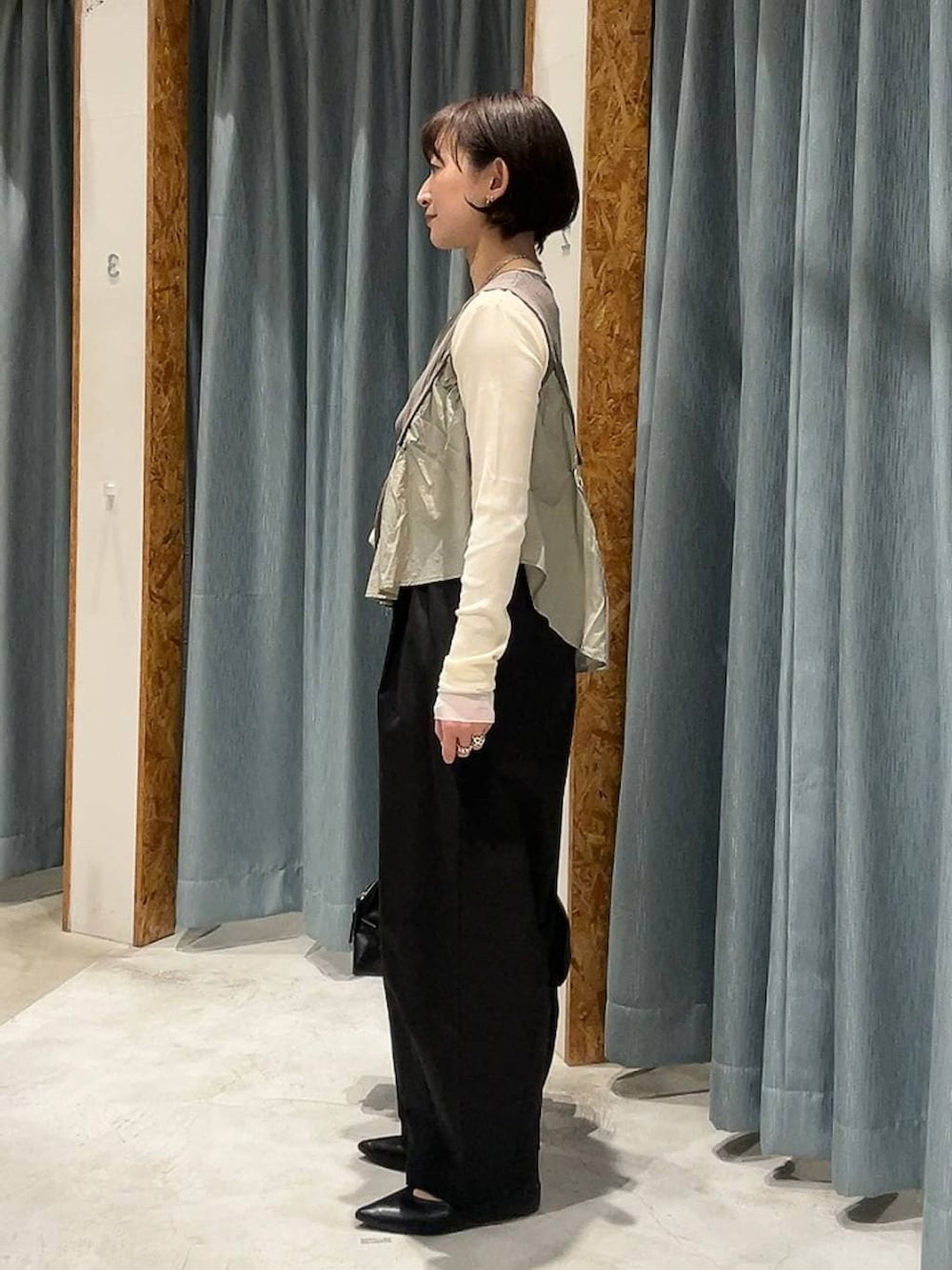 ブラック系のボストンバッグ、ブラック系のパンプス、ブラック系のその他パンツを着用したレディースの春コーディネートの5枚目の写真