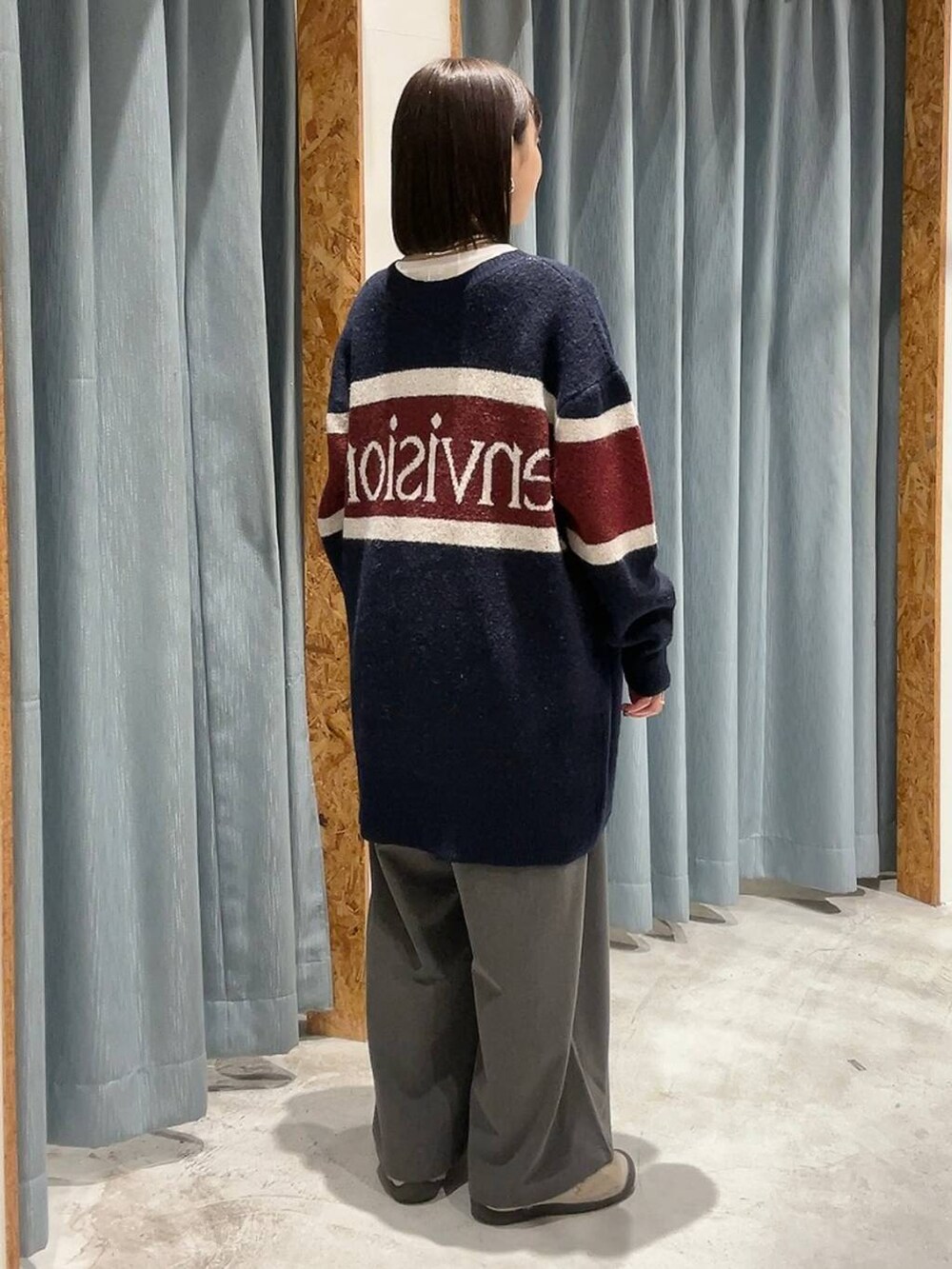 グレー系のその他パンツ、ベージュ系のその他シューズ、ブルー系のチュニックを着用したレディースの冬コーディネートの3枚目の写真