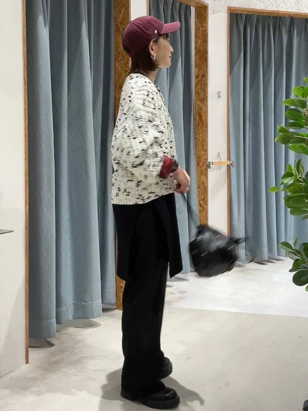 ブラック系のショルダーバッグ、ブラック系のその他パンツ、ホワイト系のニット/セーターを着用したレディースの秋コーディネートの3枚目の写真