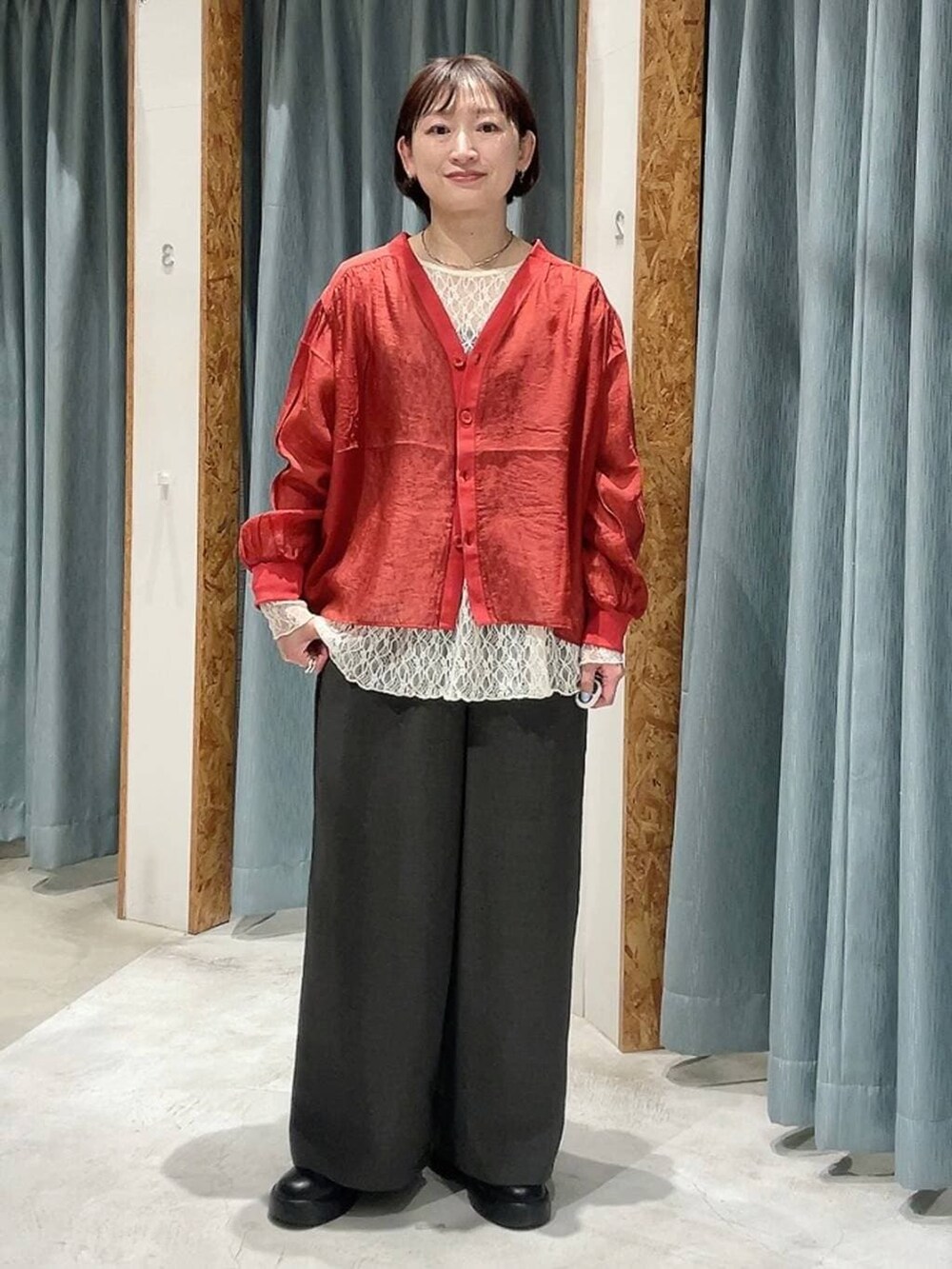 ブラック系のサンダル、ホワイト系のシャツ/ブラウス、グレー系のその他パンツを着用したレディースの春コーディネートの5枚目の写真