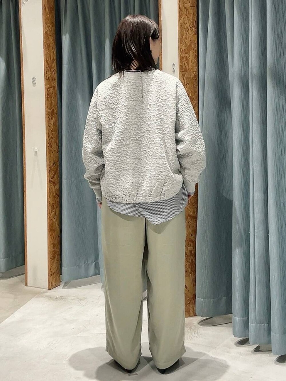 グレー系のシャツ/ブラウス、ブラック系のパンプス、グリーン系のその他パンツを着用したレディースの秋コーディネートの3枚目の写真