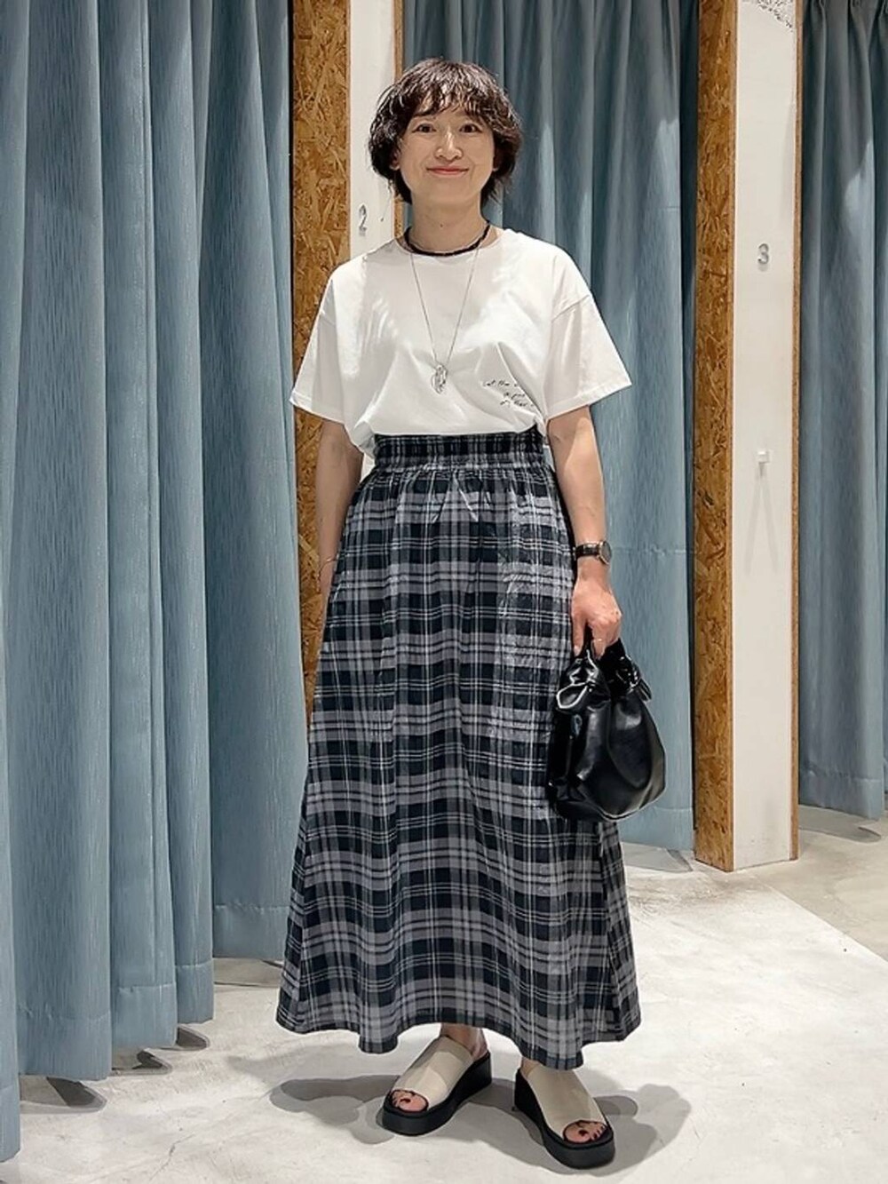 ホワイト系のTシャツ/カットソー、ホワイト系のサンダル、ブラック系のショルダーバッグを着用したレディースの夏コーディネートの4枚目の写真