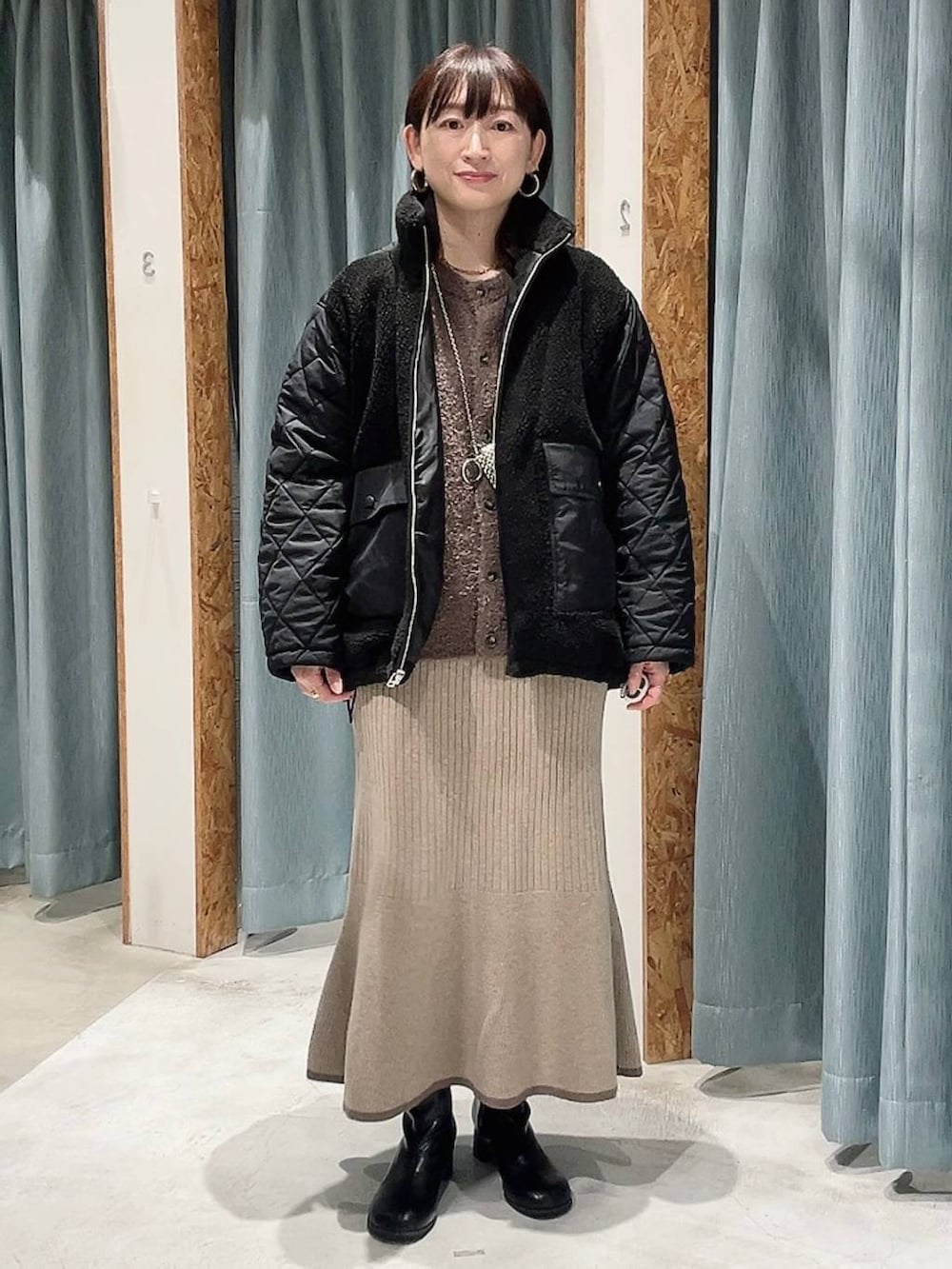 ブラック系のブルゾンを着用したレディースの秋コーディネートの5枚目の写真