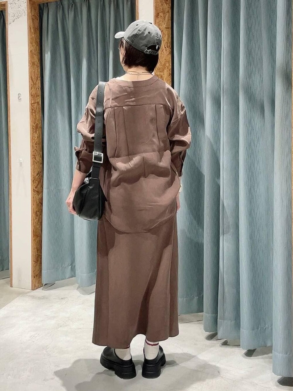 ブラック系のショルダーバッグ、ブラック系のその他シューズ、ブラウン系のシャツ/ブラウスを着用したレディースの春コーディネートの3枚目の写真