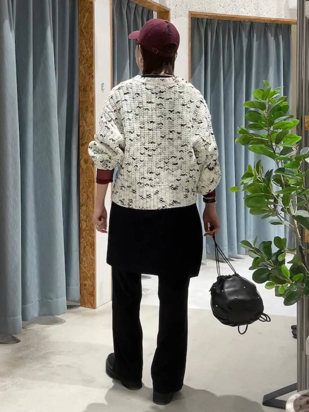 ブラック系のショルダーバッグ、ブラック系のその他パンツ、ホワイト系のニット/セーターを着用したレディースの秋コーディネートの4枚目の写真