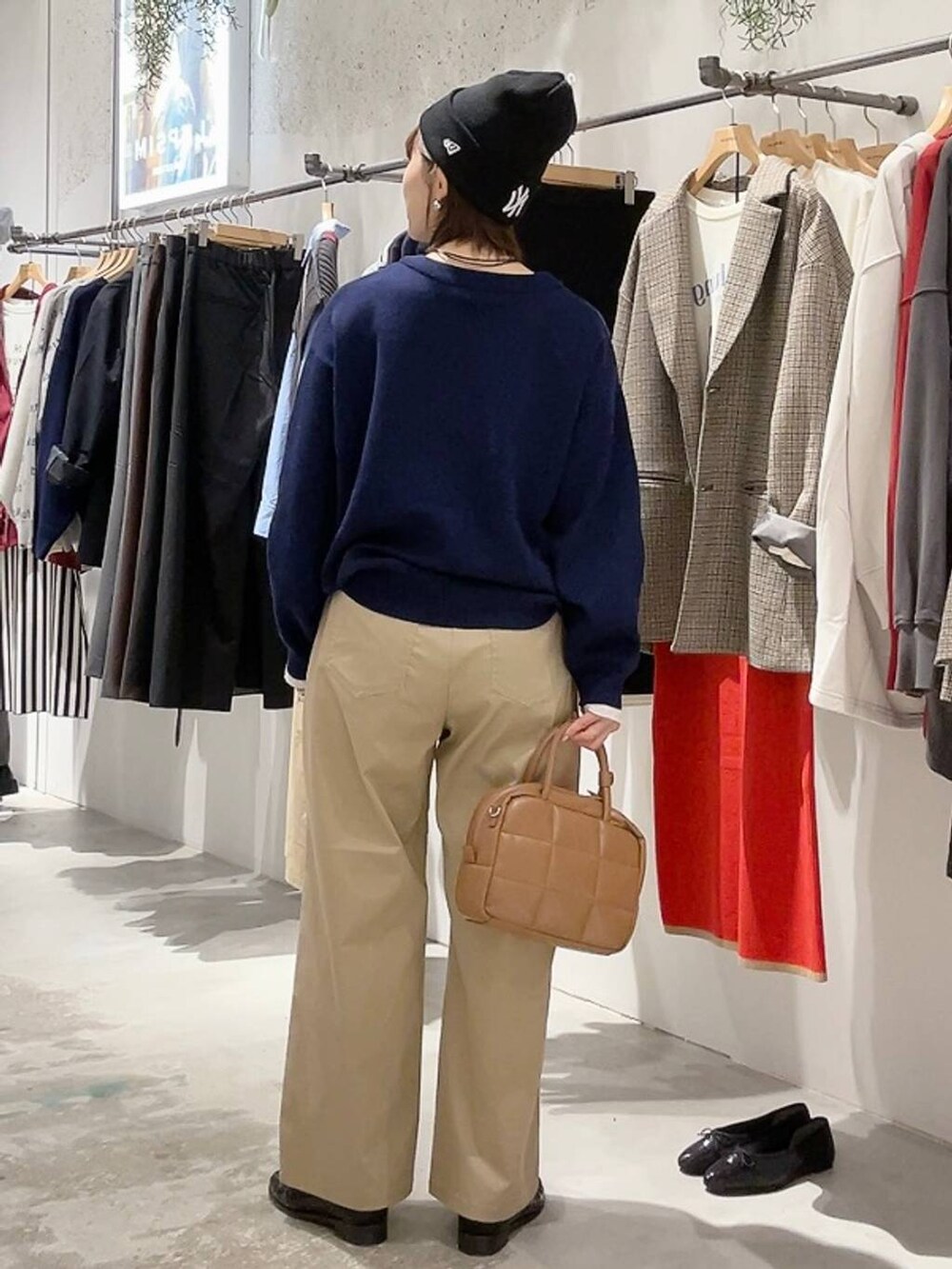 ブラック系のローファー、ホワイト系のTシャツ/カットソー、ブラウン系のボストンバッグを着用したレディースの秋コーディネートの3枚目の写真