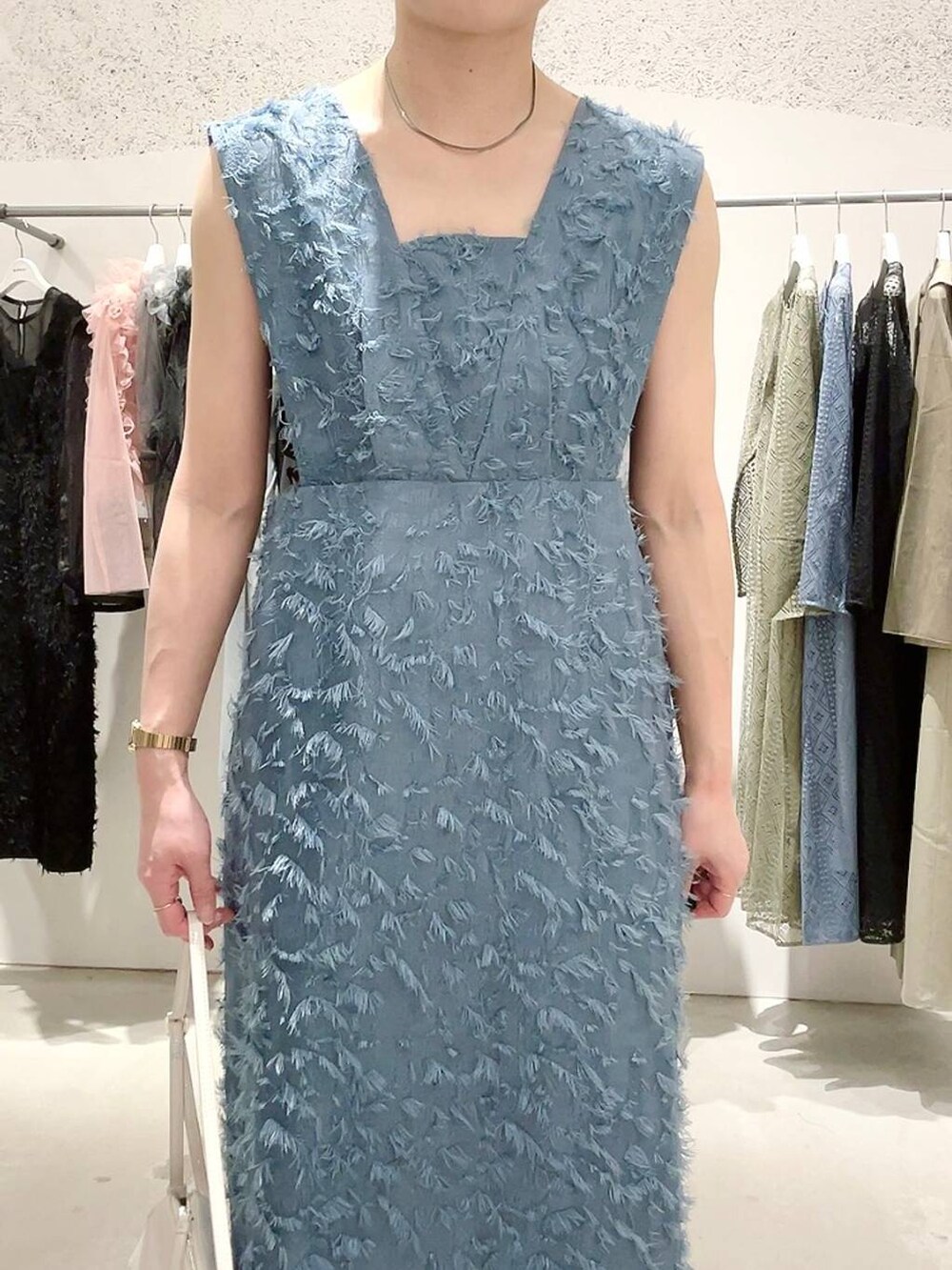 ホワイト系のショルダーバッグ、ブラック系のパンプス、ブラック系のキャミソールを着用したレディースの春コーディネートの2枚目の写真