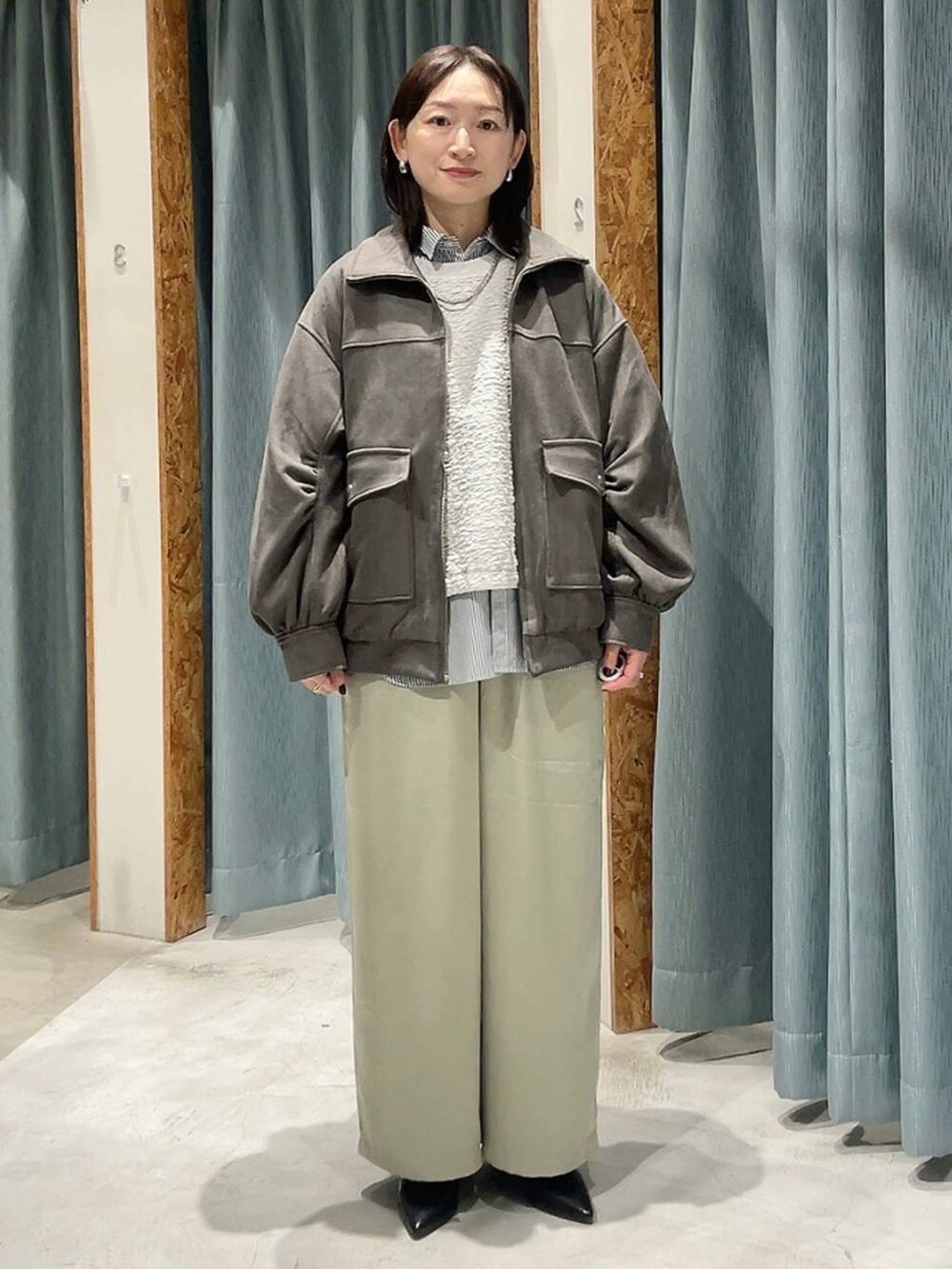 グレー系のシャツ/ブラウス、ブラック系のパンプス、グリーン系のその他パンツを着用したレディースの秋コーディネートの5枚目の写真