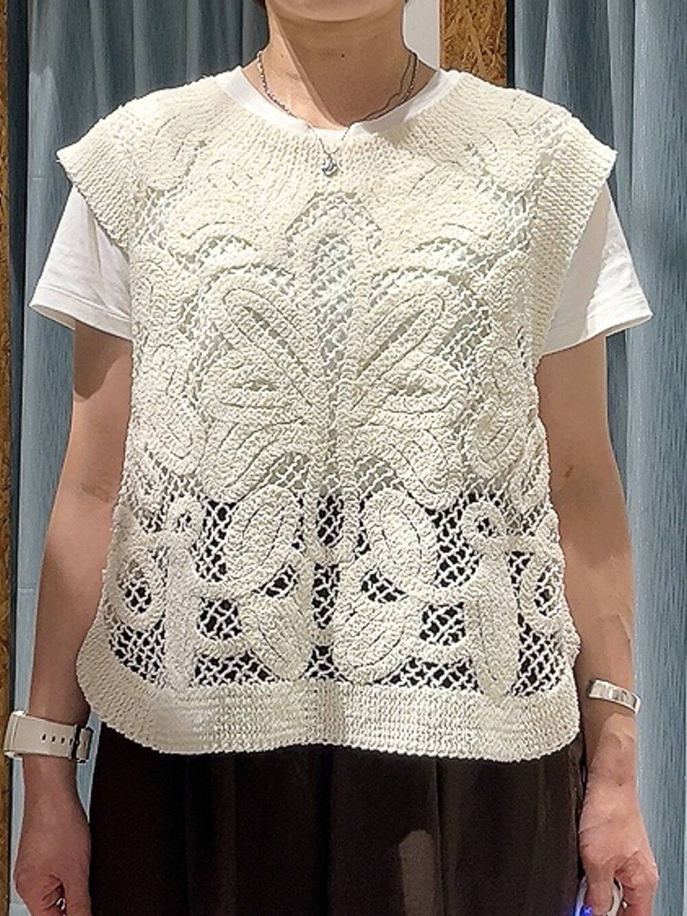 ホワイト系のベスト、ブラウン系のその他パンツ、ホワイト系のTシャツ/カットソーを着用したレディースの夏コーディネートの2枚目の写真