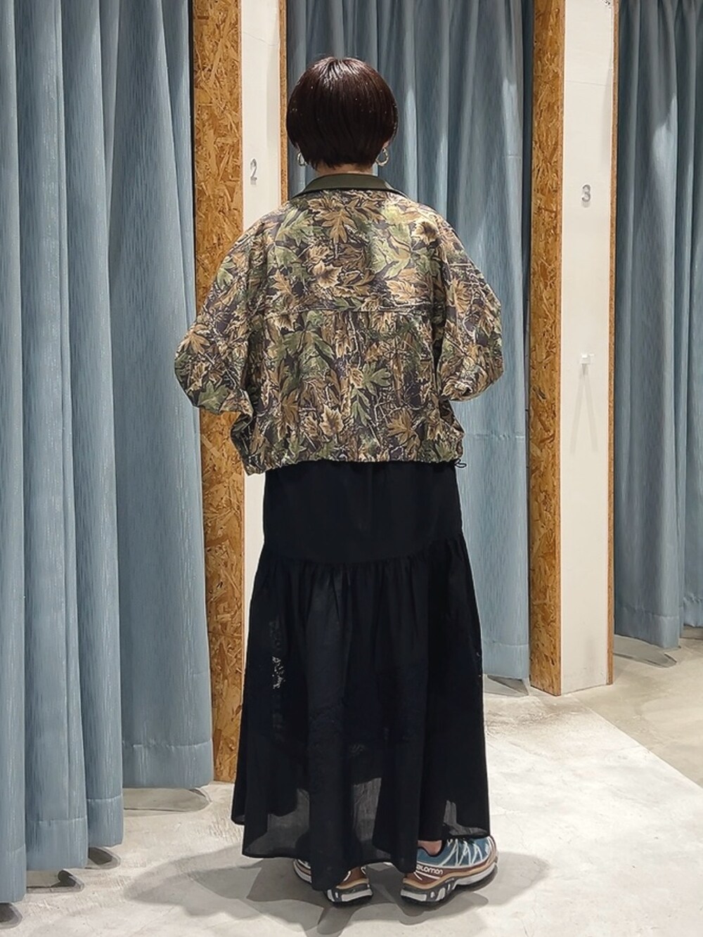 ブラック系のワンピース、その他のその他アウター、ブルー系のスニーカーを着用したレディースの春コーディネートの3枚目の写真