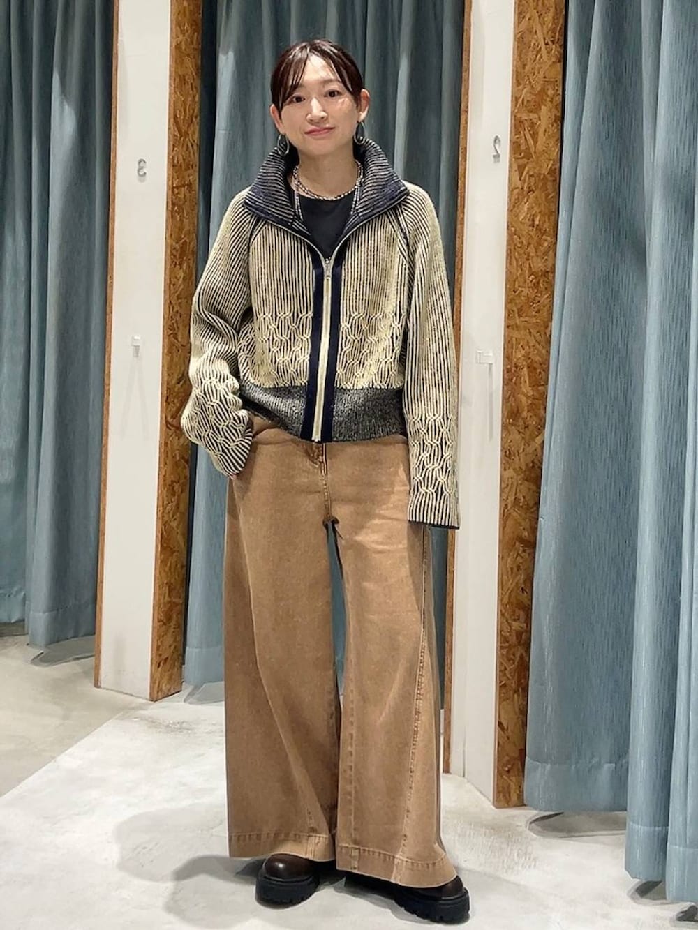 ブラウン系のデニムパンツ、グレー系のその他パンツを着用したレディースの秋コーディネートの3枚目の写真