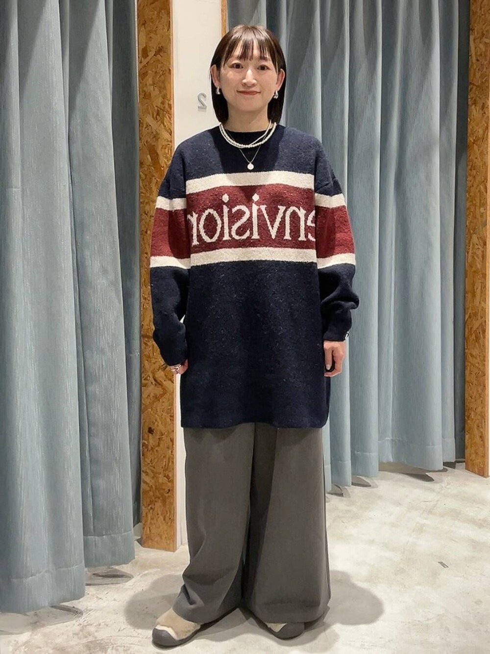 グレー系のその他パンツ、ベージュ系のその他シューズ、ブルー系のチュニックを着用したレディースの冬コーディネートの7枚目の写真